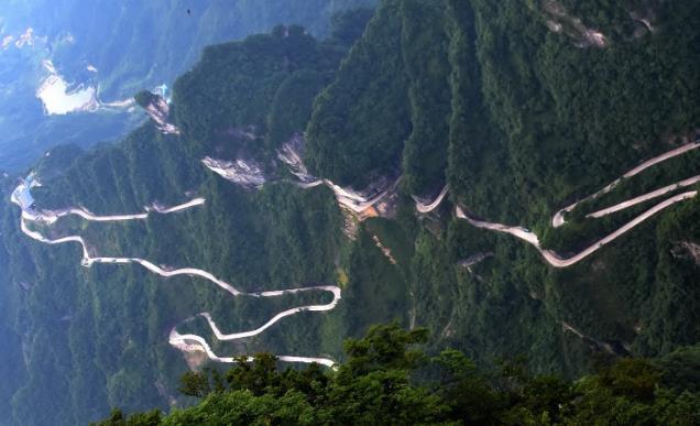 天门山盘山公路不仅长,且落差非常大,海拔从200米急剧提升到1300米