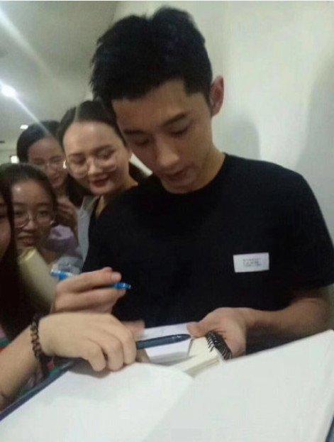 分手后张继科毕业答辩一头短发清爽帅气被女孩包围要签名
