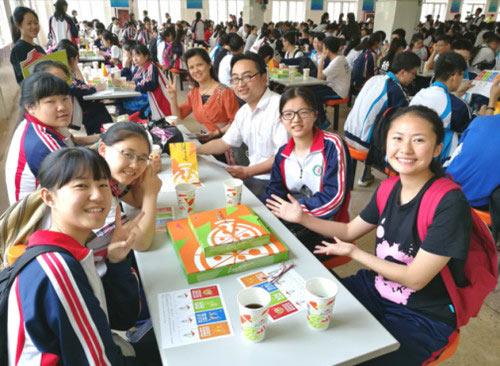 "5月27日中午,在南昌十九中学生食堂里,560 余名即将参加高考的学生