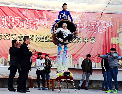 江苏文艺志愿者为陡沟中学师生献艺