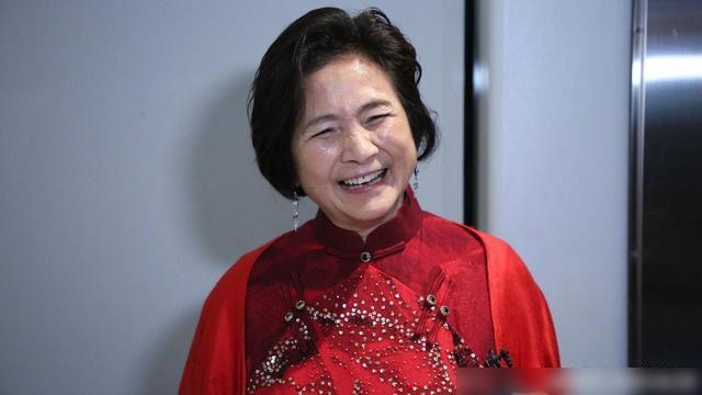 20岁的郑佩佩有多美?怪不得权威学者评价其长相:殿堂级的美