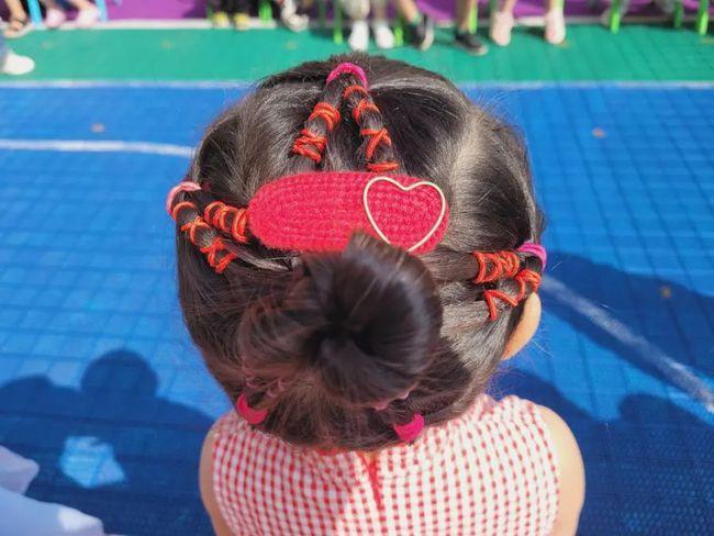 万婴麓山润城幼儿园:【扎辫子比赛】展技能,亮风采