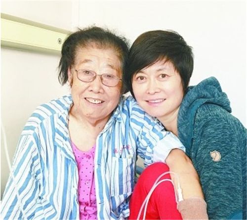 敬一丹64岁生日那天,母亲病逝离去,好友安慰:你已成了