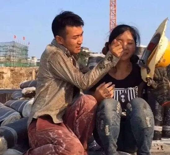 工地里的夫妻生活,男女混住一点隐私都没有,用布遮挡