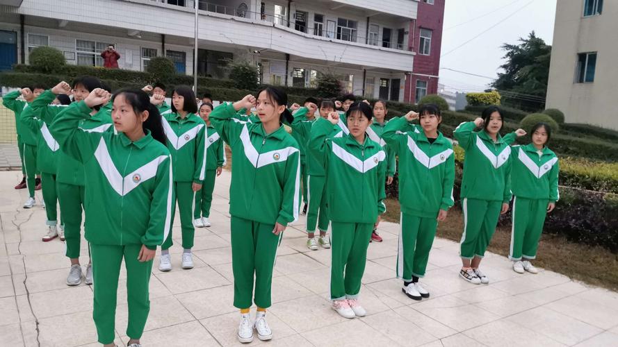 不忘初心跟党走,牢记使命献青春—化州市新安中学新团员入团宣誓仪式