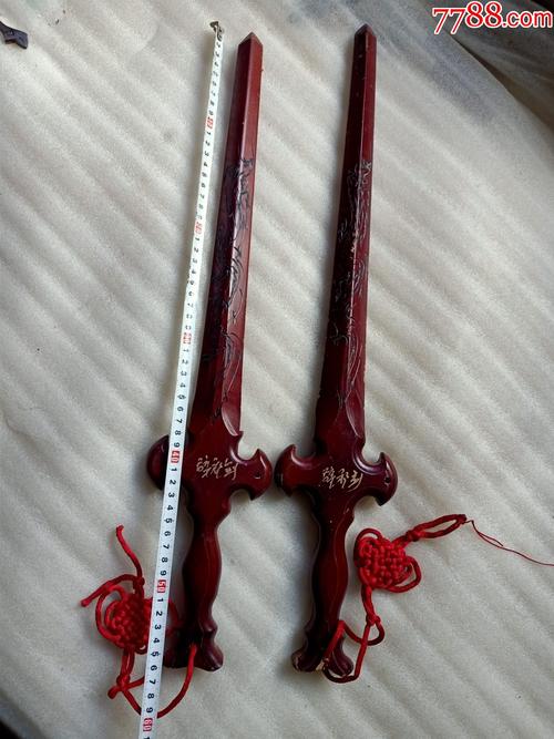 两把桃木剑c838,有一些年头了,一起拍,个别地方有脱漆