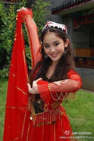 佟丽娅娜扎热巴同跳新疆舞谁更美一颦一笑皆是风情