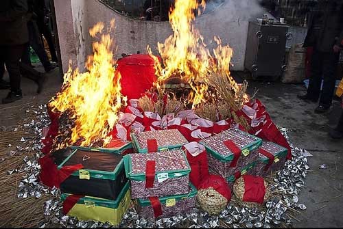 梦见上坟烧纸 梦见去上坟烧纸意味着什么