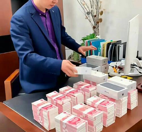 广东老板发巨额现金苹果手机给员工,办公桌全是钞票,普工乐了