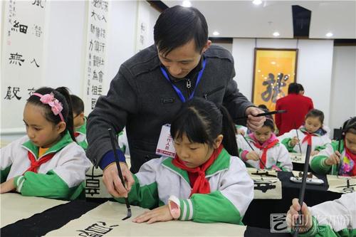 弘陶书院书法老师周敬在为学生进行书法培训