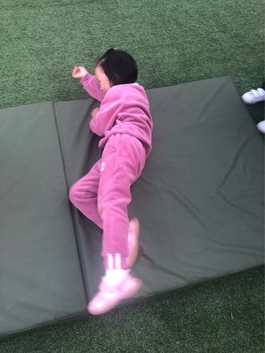 练习侧身翻滚的动作,发展幼儿身体的协调性2.