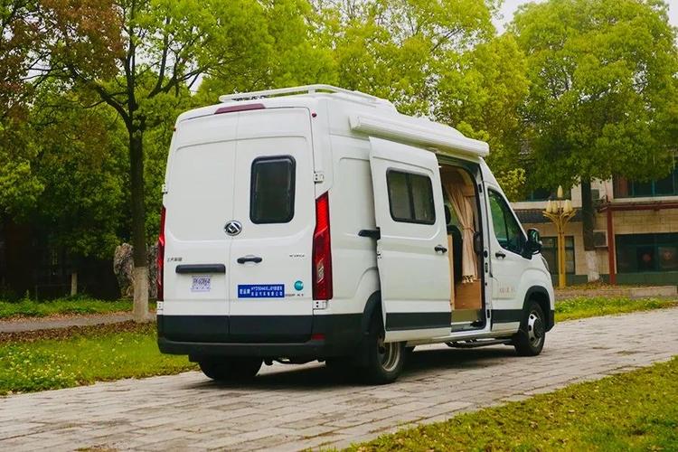 来自宏运旅途的一款b型房车,标配车型22.