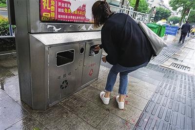 福泉市区现最美背影 弯腰拾取垃圾二十多次