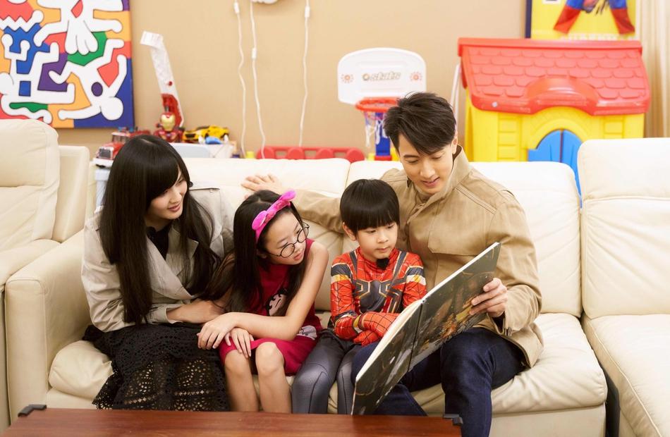 吴尊晒全家温馨合照 neinei乖巧可爱max变蜘蛛侠