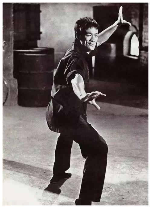 李小龙和儿子合照曝光,孩子长得像妈妈,去世后和爸爸葬一起