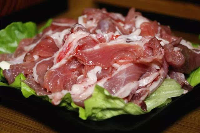 热气羊肉新鲜现切,毫无膻味,在锅里烫一会捞出后蘸酱来吃,极为鲜美.