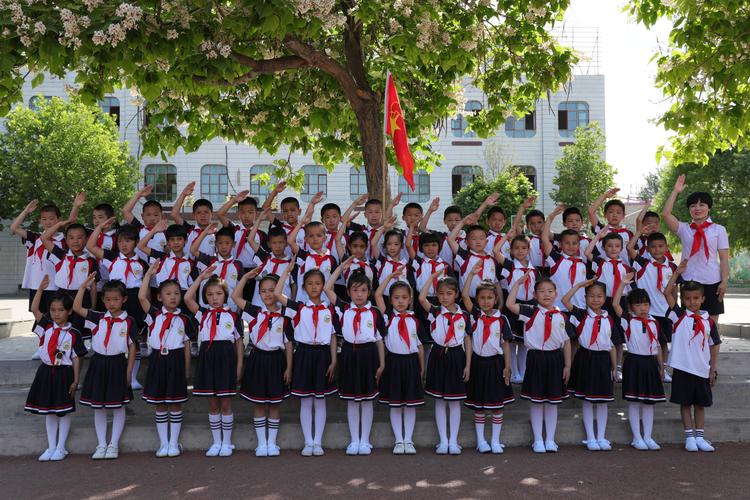 伊宁市第一小学隆重举行"献礼祖国70华诞 争做新时代好队员"少先队