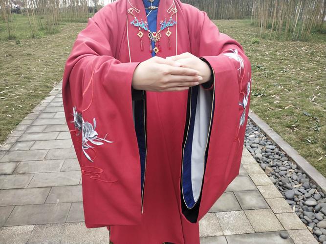 行揖礼时,应正身肃立,女子右手搭在左手上,男子反之,手臂应如抱鼓.