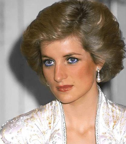 戴安娜钟爱蓝色眼线,33年前出访泰国配粉紫长裙,魅惑一笑百媚生