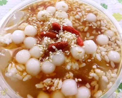 三鲜冰粉,小汤圆颗颗有嚼劲,甜酒的香甜,银耳的软糯,冰冰凉凉的,一定