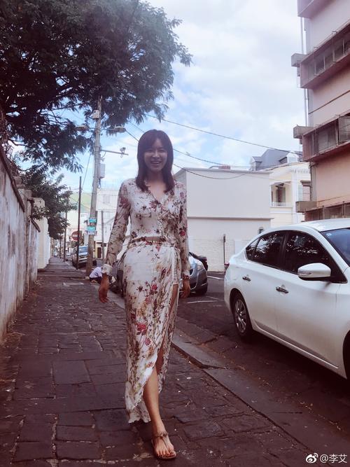 此照片曝光后,惹得众网友纷纷围观并留言称:"艾姐的身材和颜值,我是