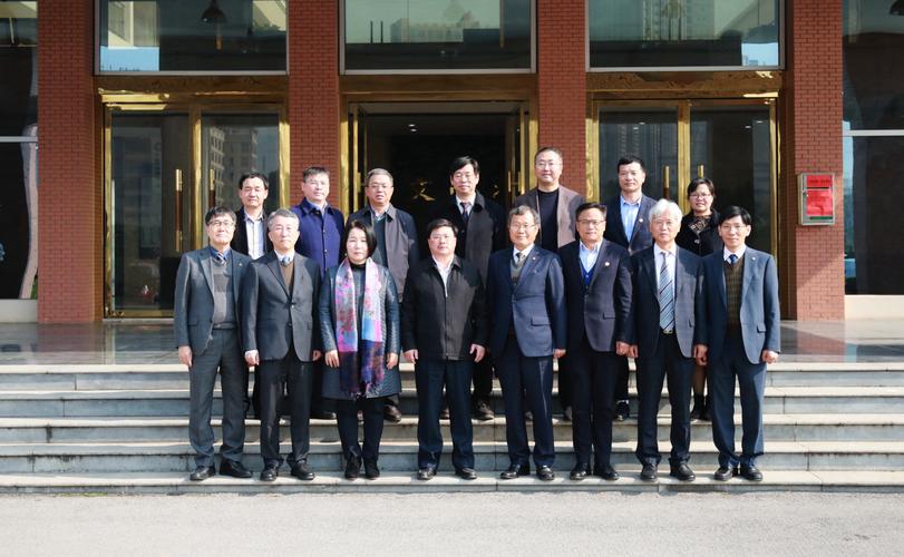 12月11日,韩国圆光大学校长朴孟洙一行7人来访我校.