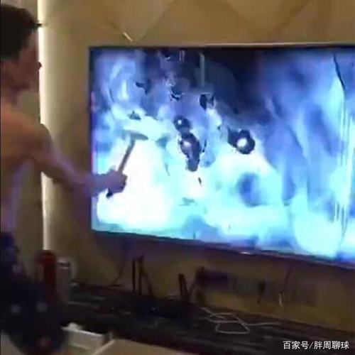 国足13越南球迷痛哭砸电视张琳芃朱辰杰寒心一幕令人气愤