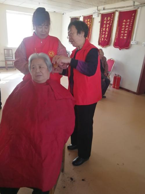 葫芦岛市志愿者3月8日连山区敬老院关爱老人献爰心