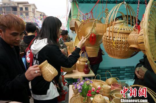 广西灌阳县千年农具节展示农耕文明 民间技艺纷纷登场