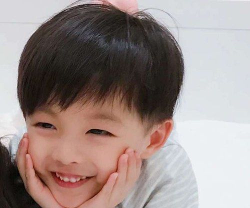 圆脸小男孩 斜刘海 蘑菇头发型