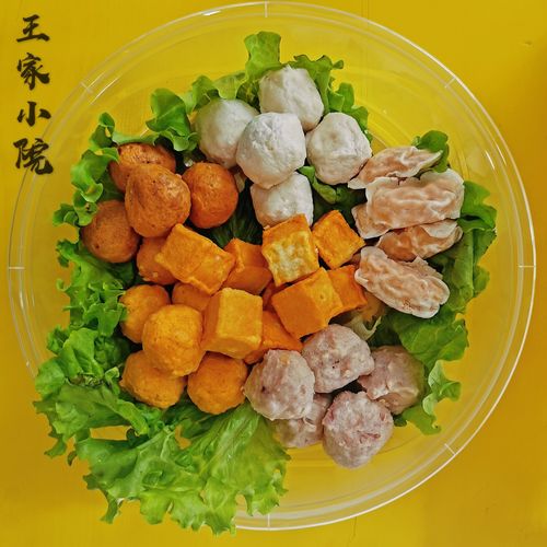 丸子类拼盘25元:脆骨丸,墨鱼丸,章鱼丸,鱼豆腐,虾饺,撒尿牛肉丸