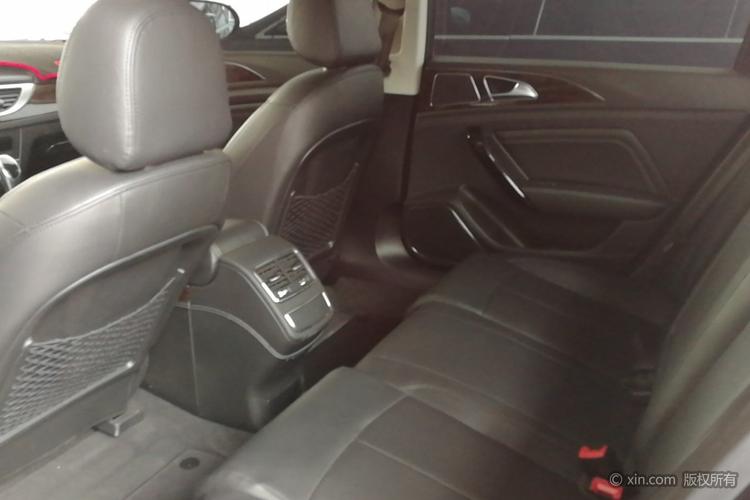 众泰z700后排全景