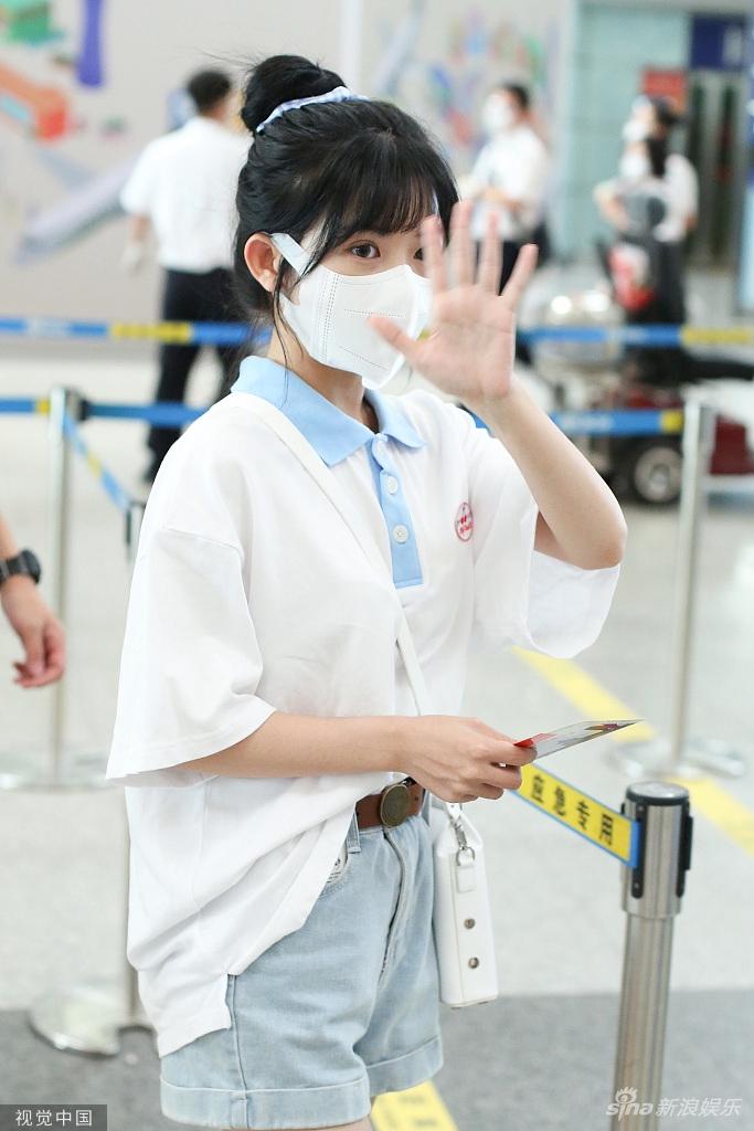 组图:赖美云学生校服造型乖巧减龄 丸子头元气满满