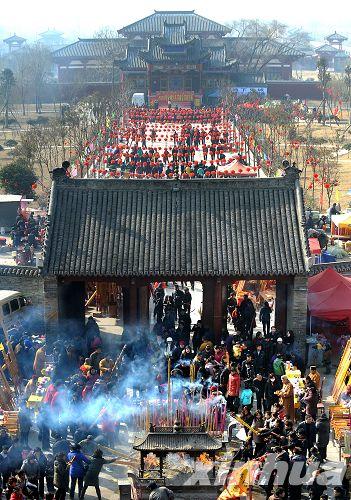 2月20日,大批群众进入火神台古庙会会场祭拜火神.  