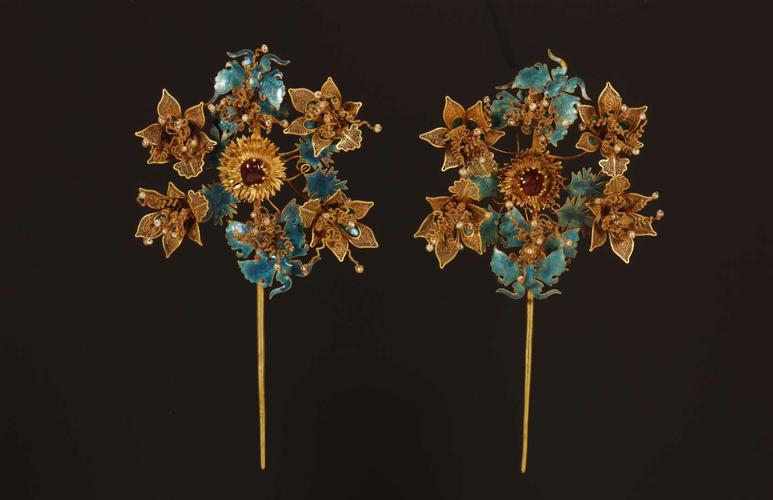 垒丝烧蓝嵌红宝石蝶恋花金步摇 清代