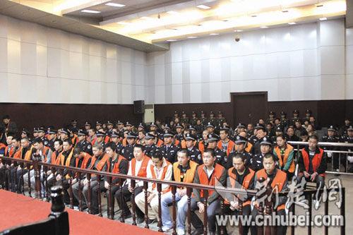 听说李正伟涉黑犯罪团伙案当天开庭,她跟邻居一大早就从郧县赶来了,哪