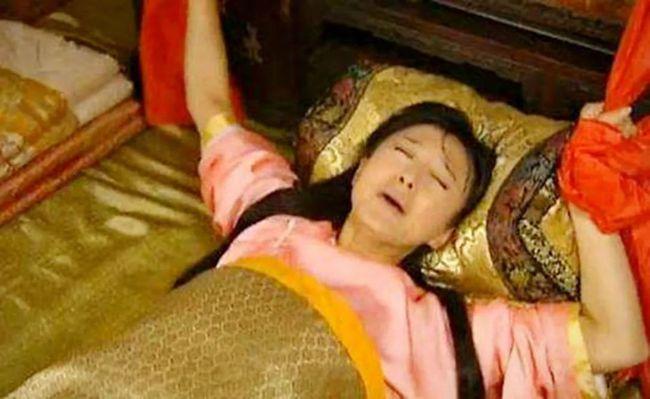 在高烧,寒颤和下腹部疼痛中,产妇拼尽最后一丝力气,最后丢下宝宝,撒手