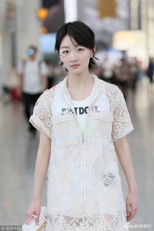 周冬雨穿人字拖脚上的纹身暴露了居然和窦靖童是同款纹身