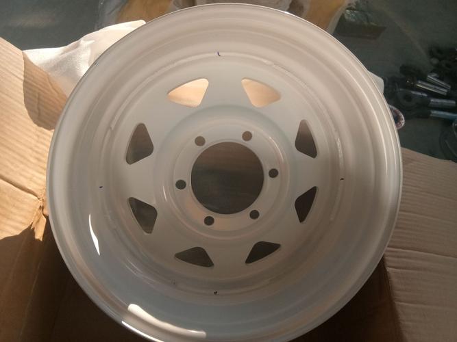 15寸钢制轮毂 白色钢圈 6孔