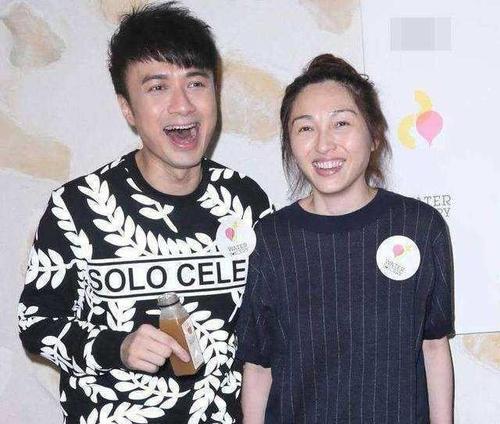 古巨基51岁老婆素颜现身生日宴,脸部肌肉松弛,看不出怀孕迹象