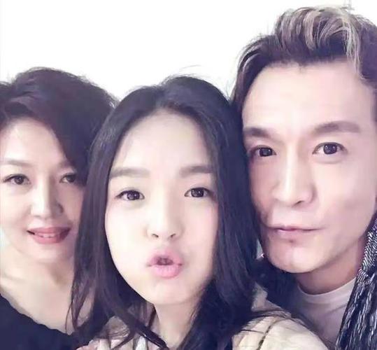 李咏逝世后留下上亿财产他没有给妻子哈文而是给了她