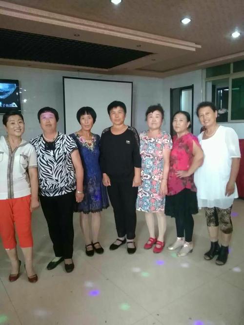 万安中学一九七五届,七六届,七七届,七入届四届同学在