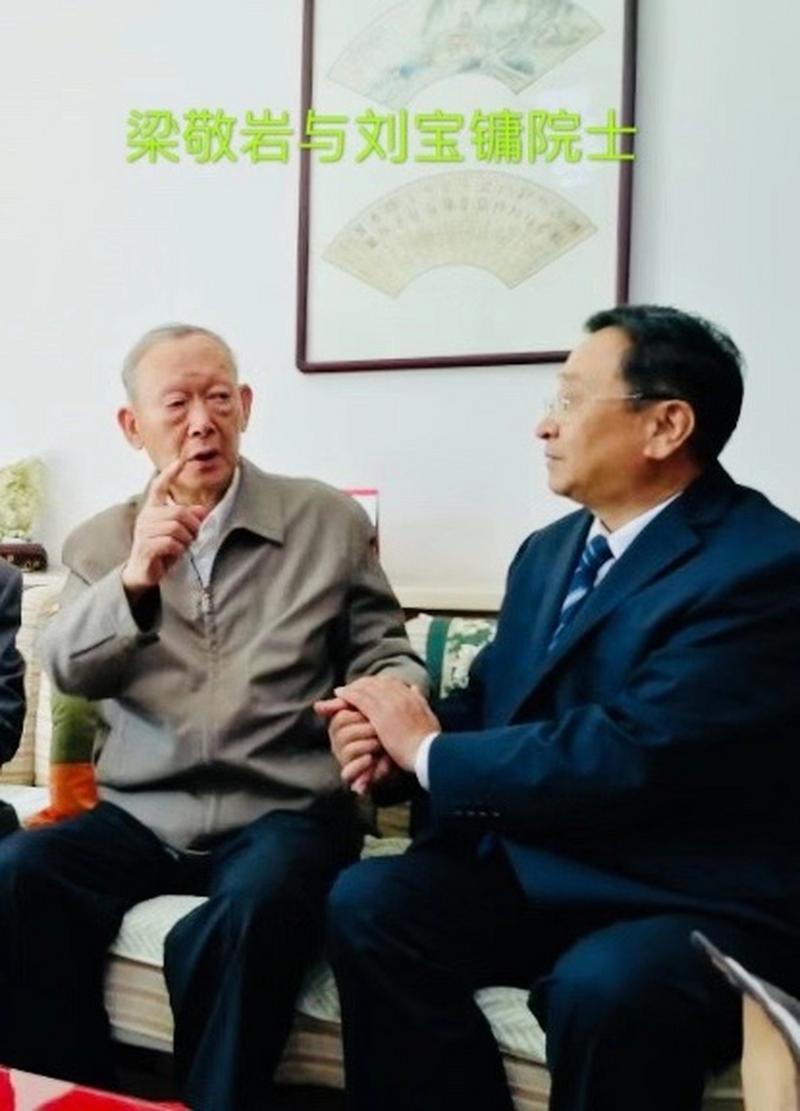 曾任航天部二院四部副主任,中国航天科工集团公司科