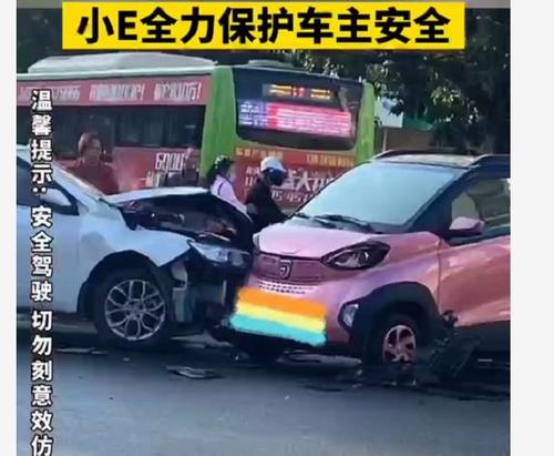 五菱宏光mini撞上suv,车损差距太大,百姓车就这质量