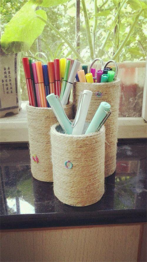 这两天用羽毛球筒做了个笔筒,外面用毛线装饰了下