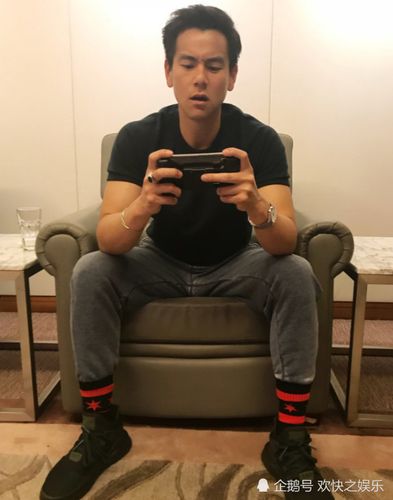 彭于晏玩手机,表情渐渐不对丧失偶像包袱,网友:落地成