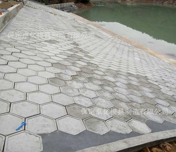 预制高铁高速水库堤坝实心六棱护坡模具 六边形护坡模具