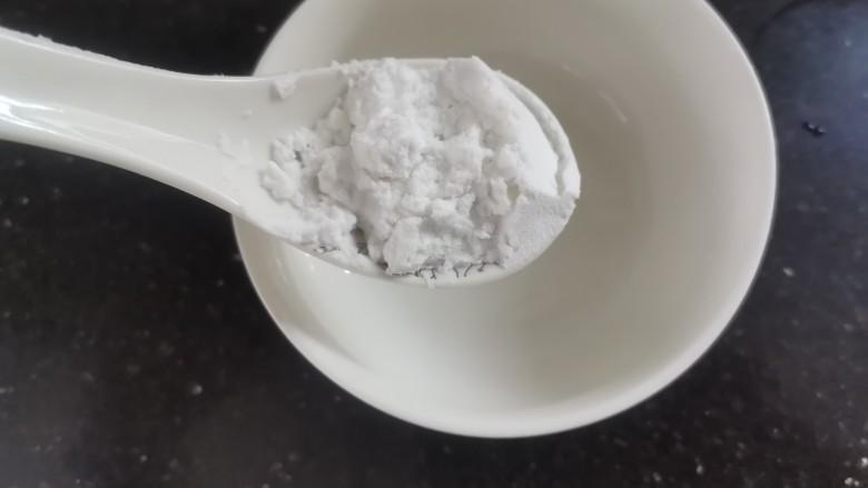 冰花锅贴,准备一个碗,加入1勺淀粉