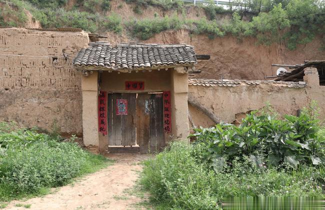 歪打正着让他捡回来了一条命,要不是这些石头他现在估计早埋土里了