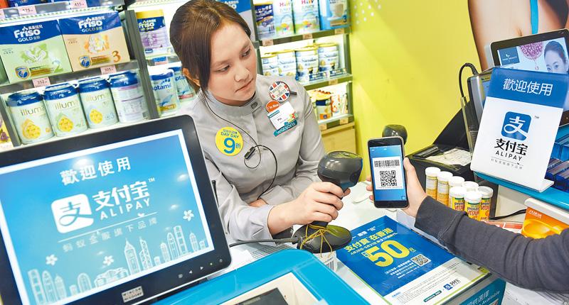 2017年5月23日,一家商店店员进行支付宝测试.(新华社)